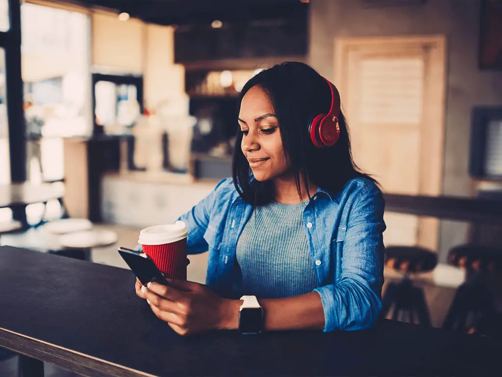 Girl chat. Картинка девочка chatting on the Bad. Girl chatting online. American girls chatting. Afro-American girl watching film Alone.